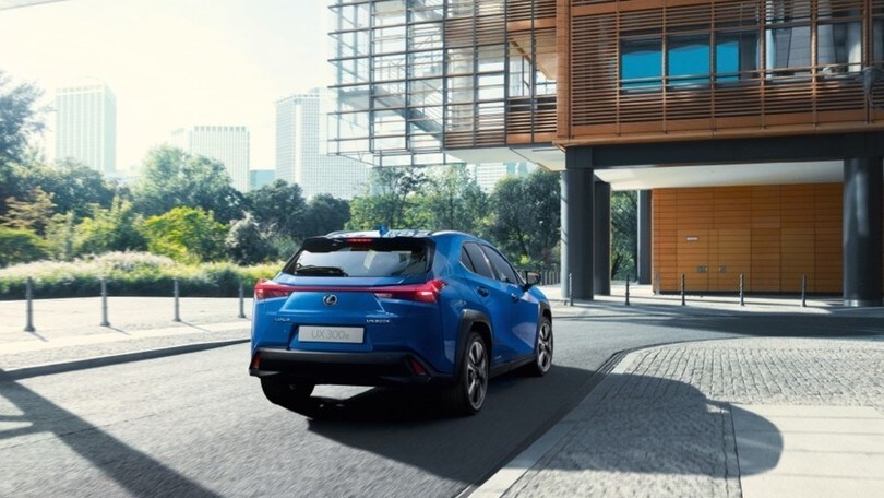 Lexus UX 300e: le immagini