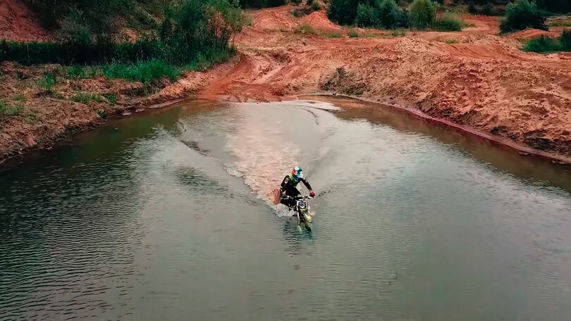 Milandr SM-250, la moto elettrica anfibia che non ha timore dell'acqua