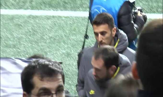 Godin firma autografi ai tifosi nell'Eden Arena