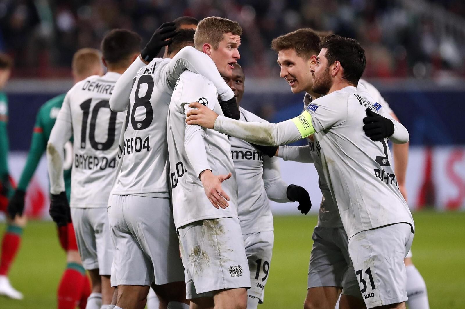 Champions, il Bayer torna in corsa. Il Bayern ne fa 6, 2-2 pirotecnico tra Real e Psg