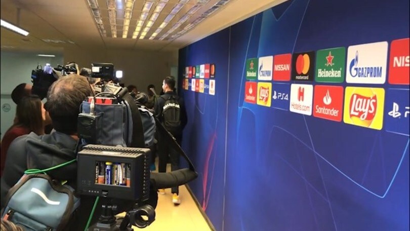 Cristiano Ronaldo lascia lo stadio col sorriso