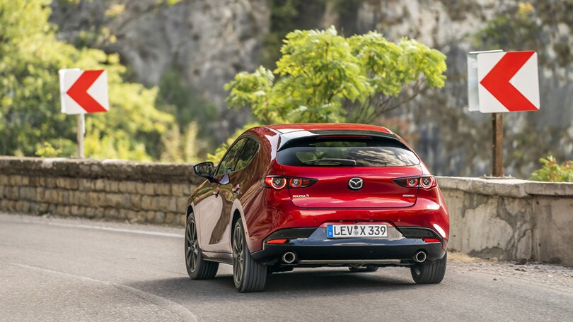 Mazda3, l’auto che porta la pace in famiglia. Ma non del tutto...