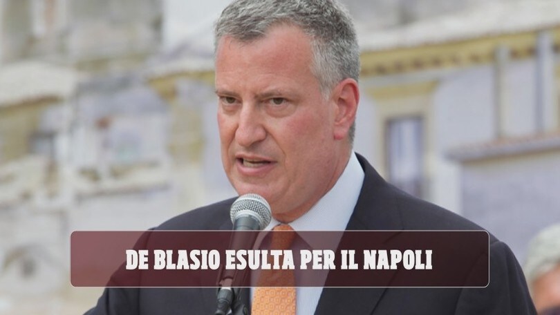 Napoli, il sindaco De Blasio tifoso davanti alla tv