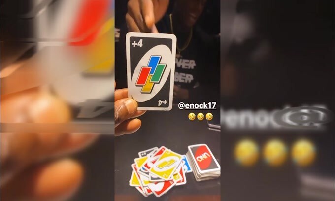 Sfida a carte tra Balotelli e suo fratello Enock