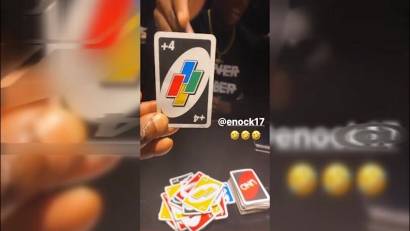Sfida a carte tra Balotelli e suo fratello Enock