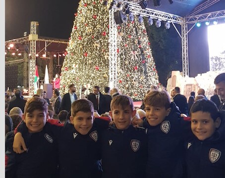 Il Cagliari a Betlemme nel nome di Astori: acceso l'albero