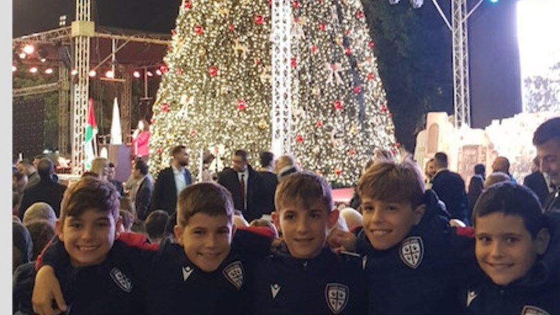 Il Cagliari a Betlemme nel nome di Astori: acceso l'albero