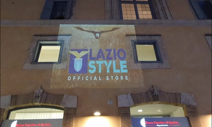 Lazio, i tifosi attendono l'apertura dello store