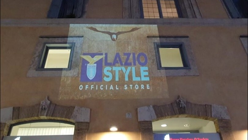 Lazio, i tifosi attendono l'apertura dello store