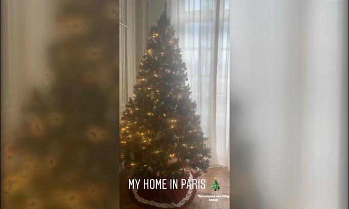 La casa parigina di Icardi addobbata per il Natale