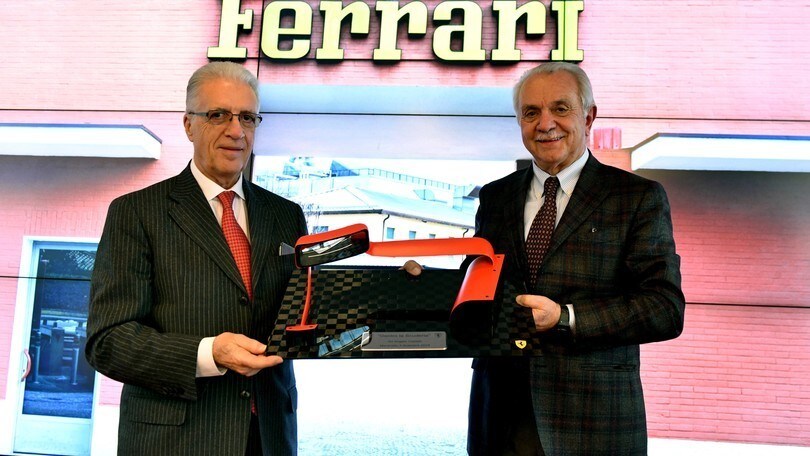 “Dentro la Scuderia”, la vita in Ferrari raccontata in un libro