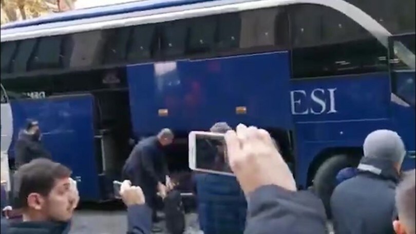 La Roma parte per Milano, cori dei tifosi per Dzeko