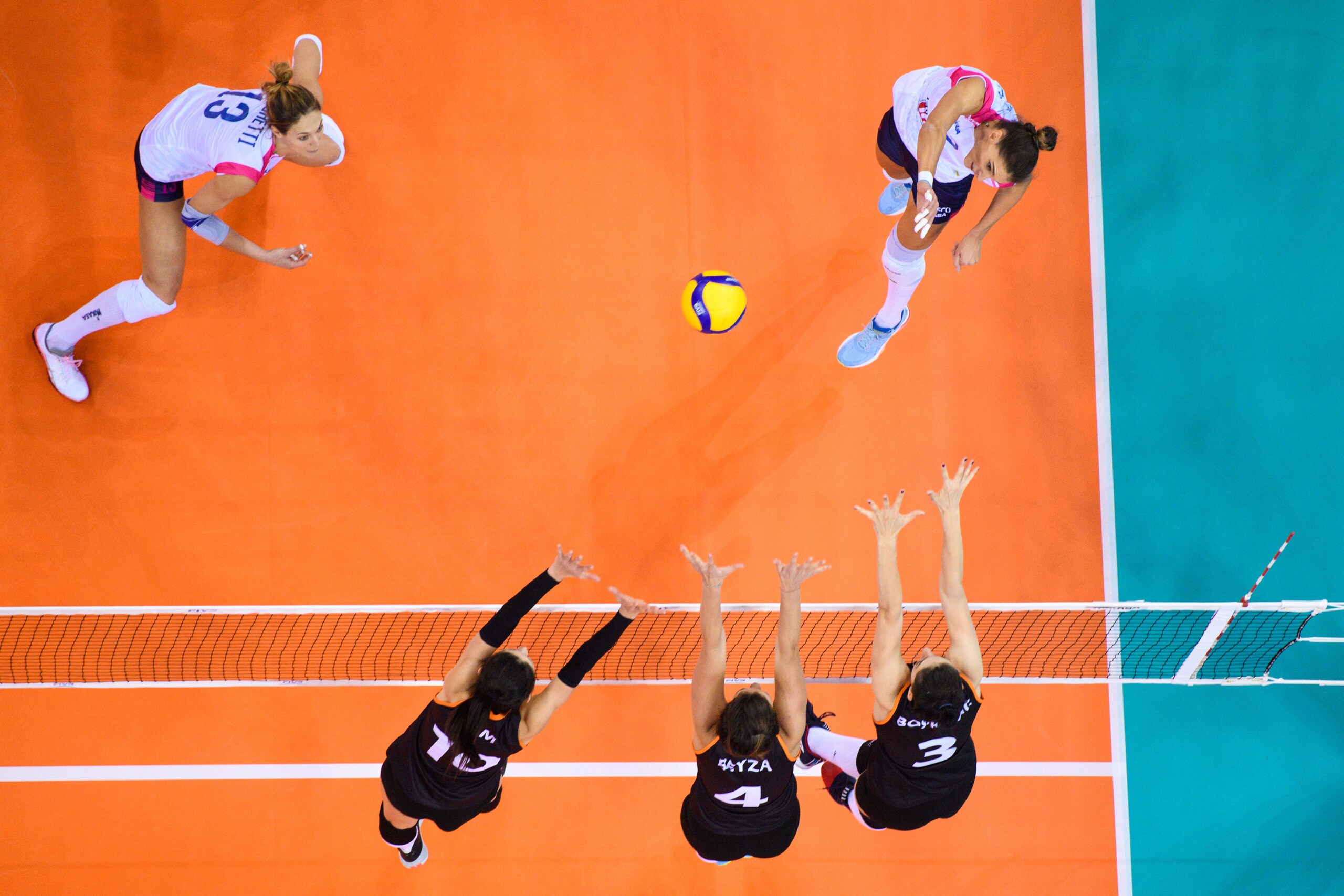 Mondiale per Club, Novara ko al quinto, Eczacibasi in finale