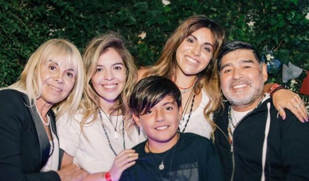 Maradona, successo con il Gimnasia, abbraccio con Pochettino e Benji e di nuovo con le figlie