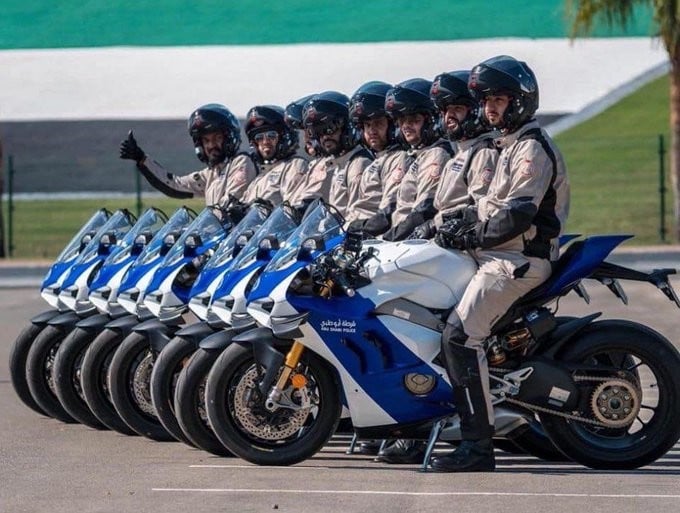 La polizia di Abu Dhabi con la Ducati Panigale V4R: FOTO