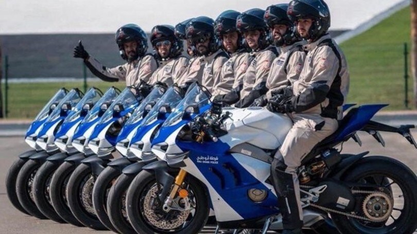La polizia di Abu Dhabi con la Ducati Panigale V4R: FOTO