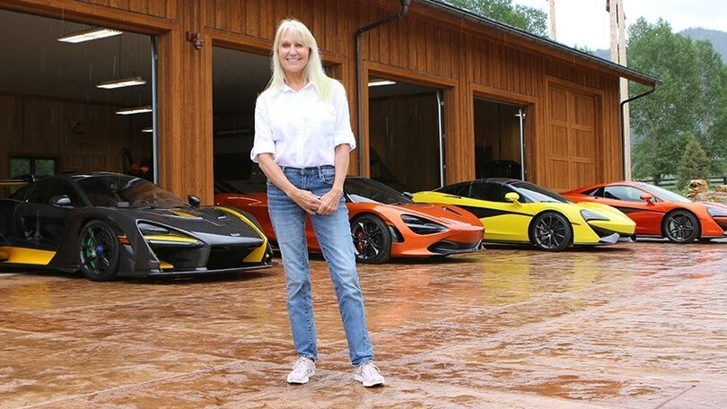Supercar McLaren: la passione della bionda Kathy