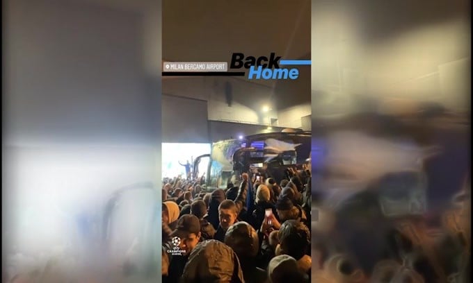 Tifosi in festa all'aeroporto di Bergamo per l'Atalanta
