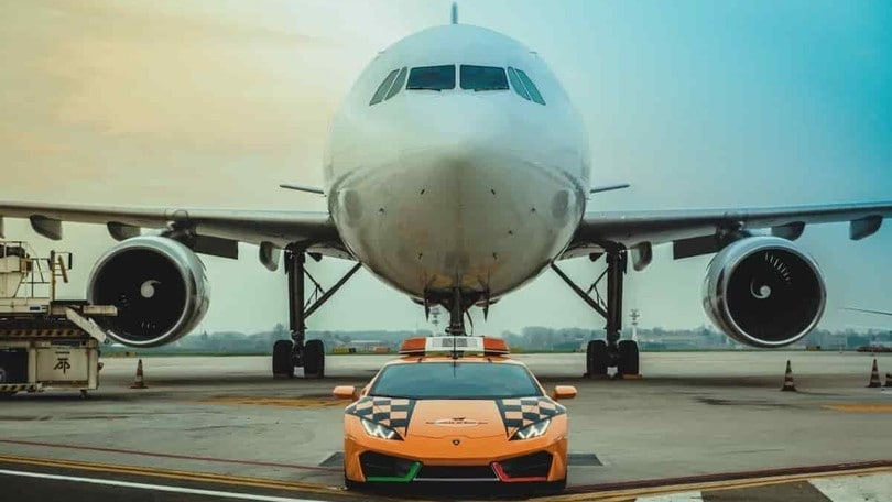 Lamborghini Huracan RWD è la follow me car dell'aeroporto di Bologna