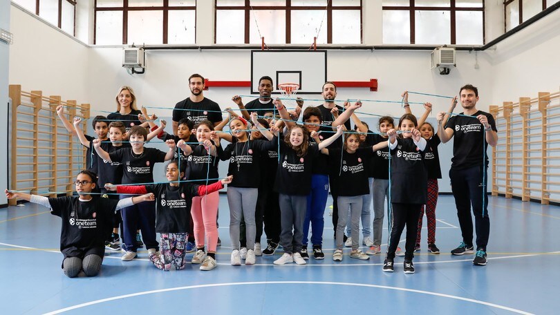 I giocatori dell'Olimpia si allenano con con i bambini della 4C della scuola primaria Baroni