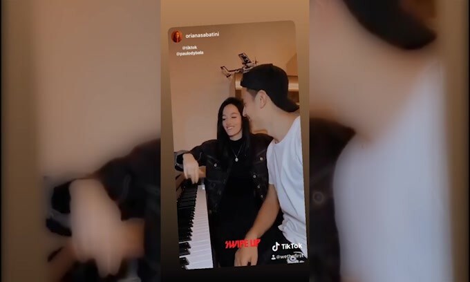 Dybala con la sua Oriana al pianoforte