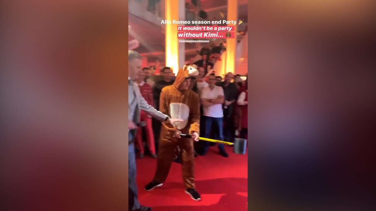 Festa di Natale Alfa Romeo: Raikkonen si presenta così