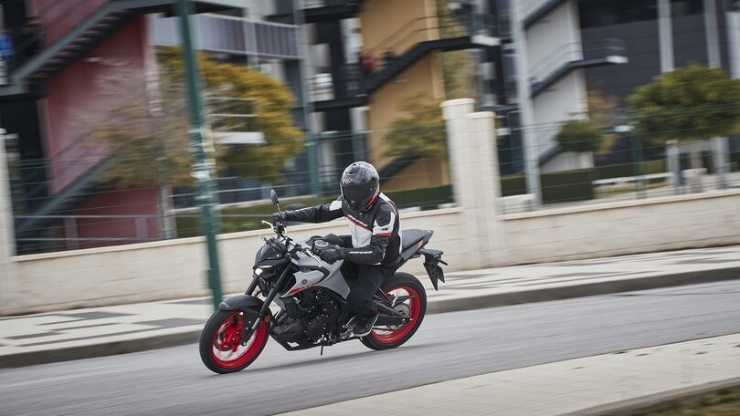 Yamaha MT-03, il test: le immagini