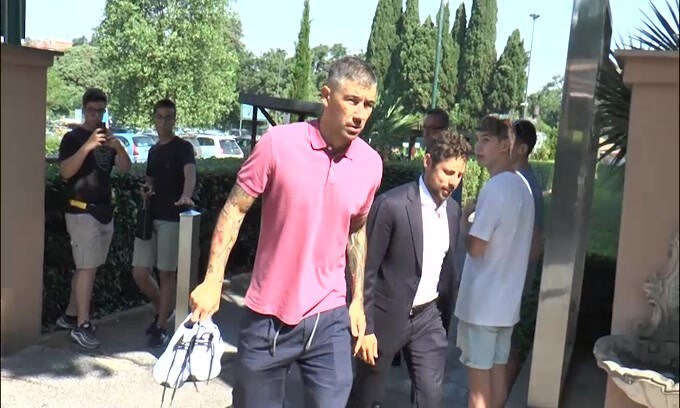 Kolarov smentisce il flirt con Cristina Buccino