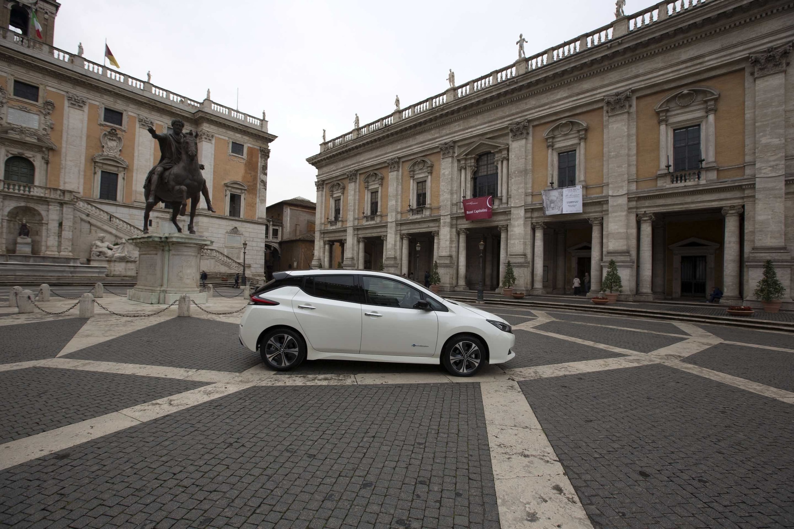 Nissan LEAF, le immagini dell'auto ufficiale dell'Acea Run Rome