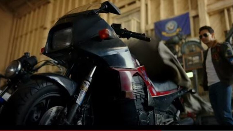 Top Gun, "Maverick" torna in sella sulla Kawasaki GPZ900R