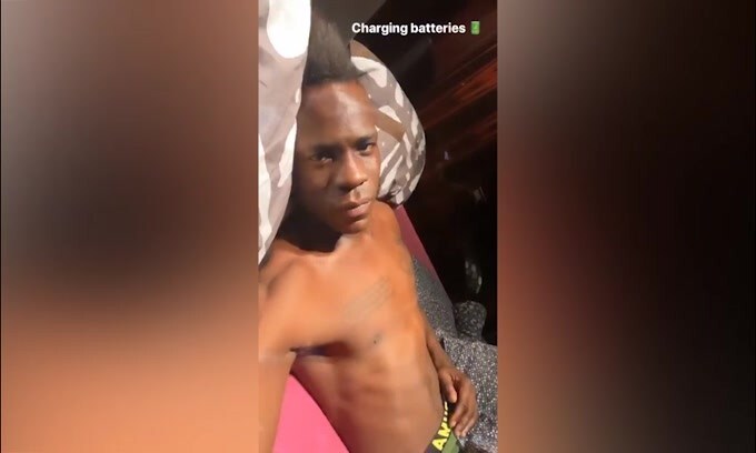 Balotelli si ricarica come..un cellulare!