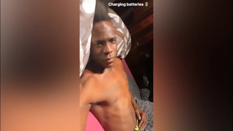 Balotelli si ricarica come..un cellulare!