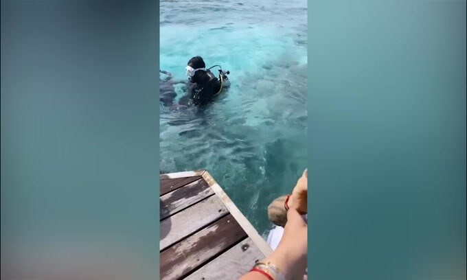 Maldive, Icardi si diverte in acqua
