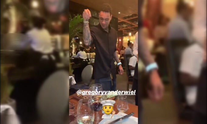 Van der Wiel allievo da Salt Bae