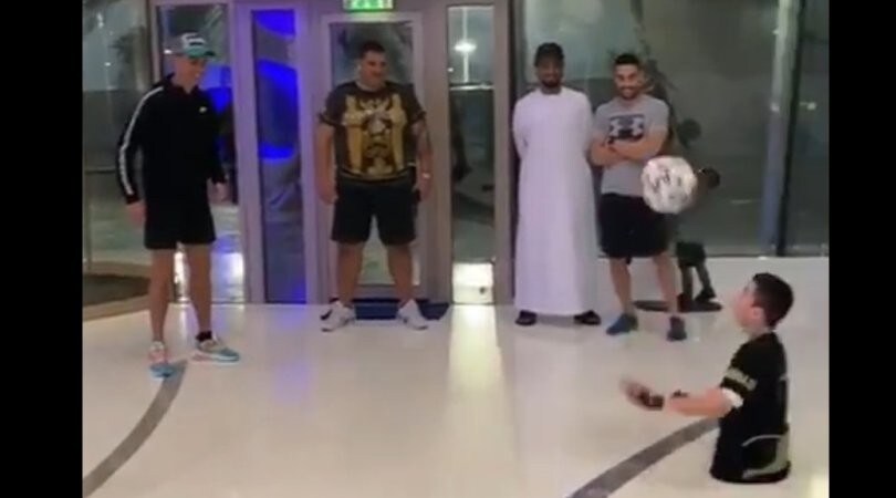 Ronaldo palleggia con Ali, il bambino del Kazakistan senza gambe
