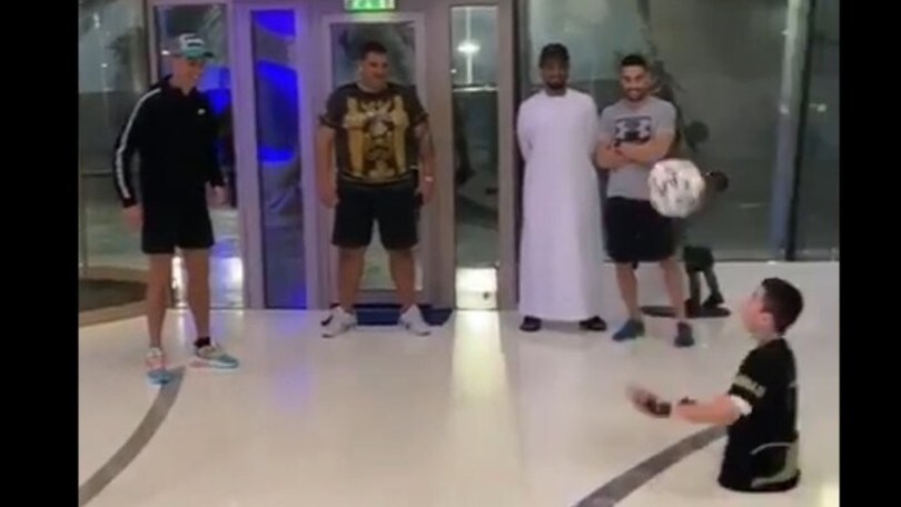 Ronaldo palleggia con Ali, il bambino del Kazakistan senza gambe