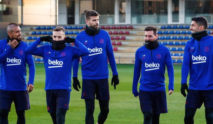 Il Barcellona si ritrova: Vidal sorride con Messi, Suarez e Piqué