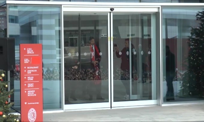 Ibra a Casa Milan, tifosi in festa