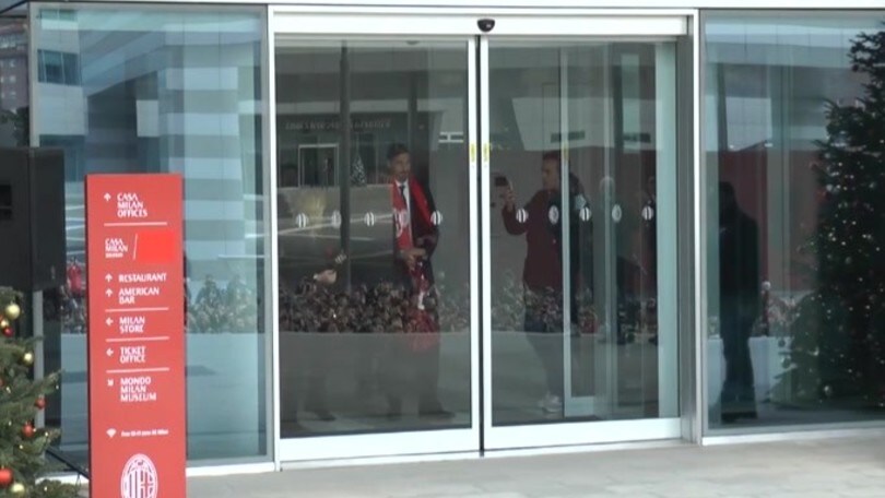 Ibra a Casa Milan, tifosi in festa