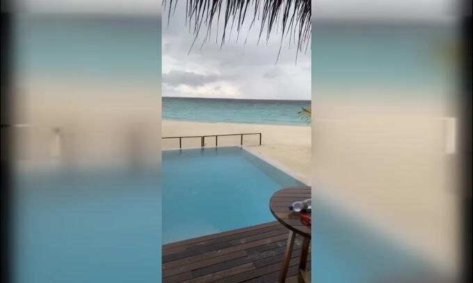 Per Ilary e Totti una vacanza 'bagnata'