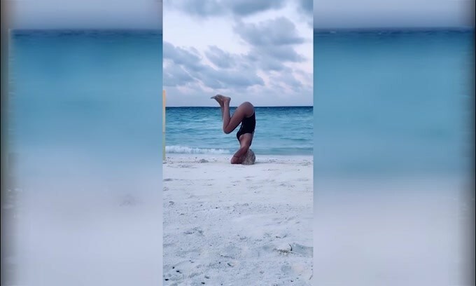 Ilary, splendida verticale sulla spiaggia