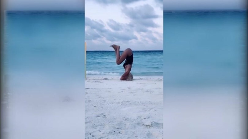Ilary, splendida verticale sulla spiaggia
