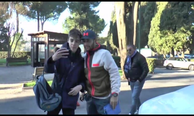 Depay a Villa Stuart per una visita di controllo