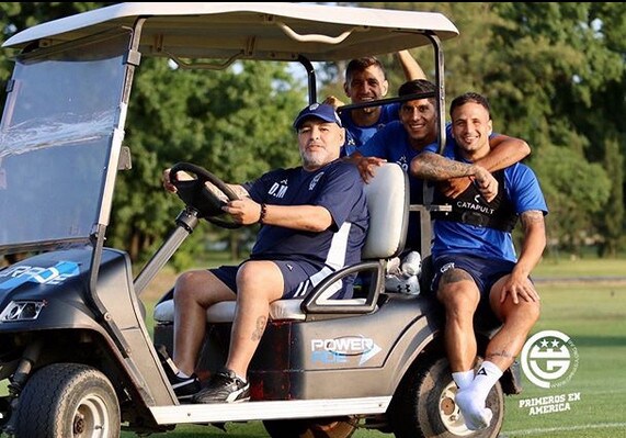 Guardate Maradona: fa l'autista del suo Gimnasia!