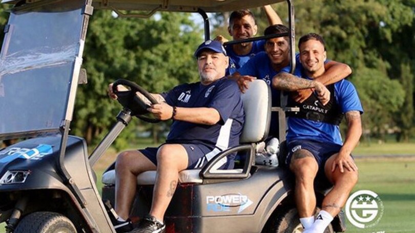 Guardate Maradona: fa l'autista del suo Gimnasia!