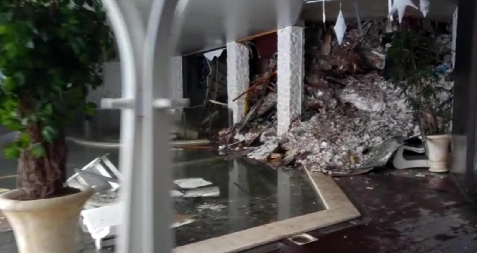 A tre anni dalla tragedia di Rigopiano: dolore e commozione sui resti dell'hotel