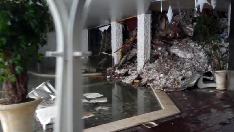 A tre anni dalla tragedia di Rigopiano: dolore e commozione sui resti dell'hotel