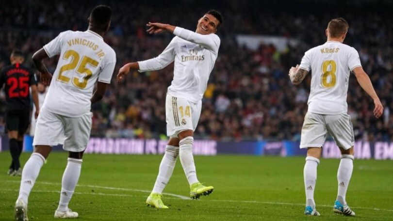 L'Eibar piega 2-0 l'Atletico Madrid. Il Real, guidato da Casemiro, vince 2-1 a Siviglia