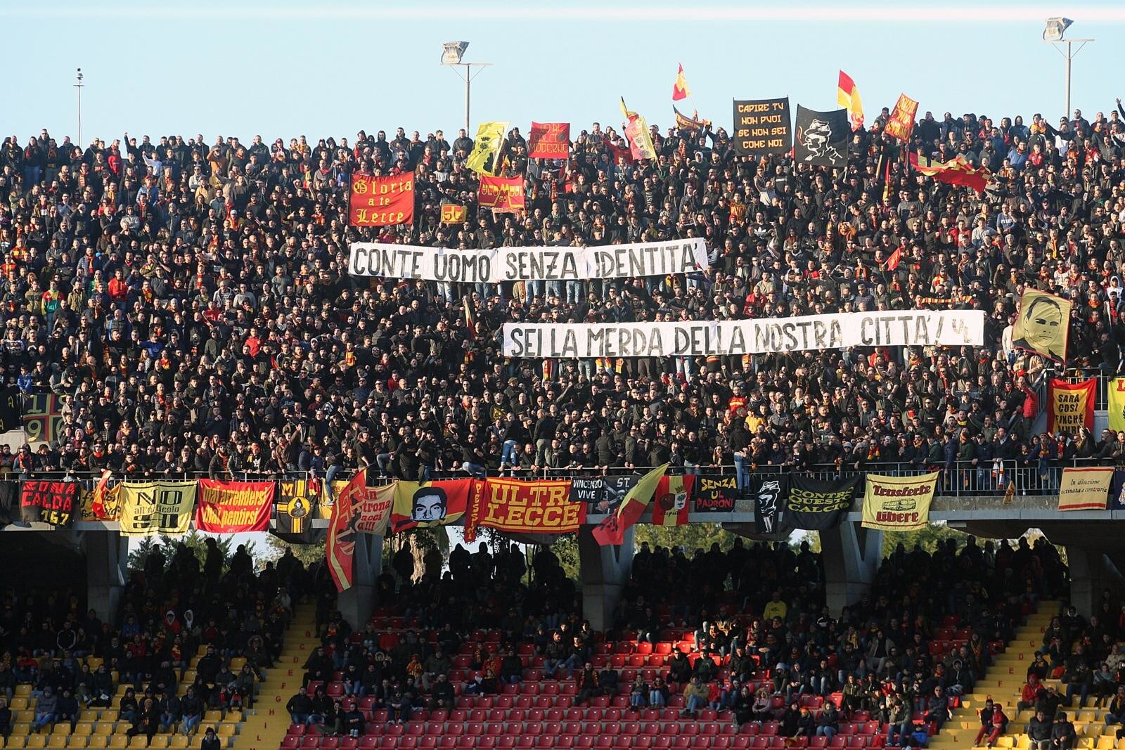 Lecce-Inter, striscione di insulti contro Conte: "Uomo senza identità"