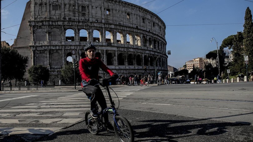 Roma, evacuato un palazzo vicino al Colosseo per cedimento del manto stradale